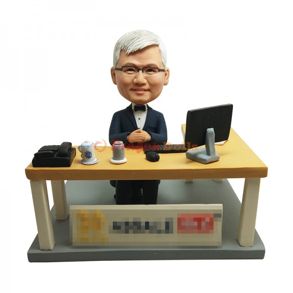 Office04 人像公仔專門店｜度身訂做手雕FIGURINE、人像公仔、大頭公仔、Q版公仔、3D公仔、畢業公仔、辦公室公仔 商業公仔款